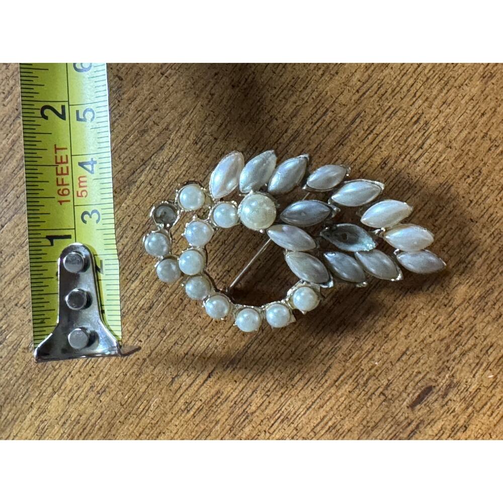 Vintage Faux Pearl Wreath Brooch Silver Tone Leaf Dangle Mid Century - Picture 6 of 6